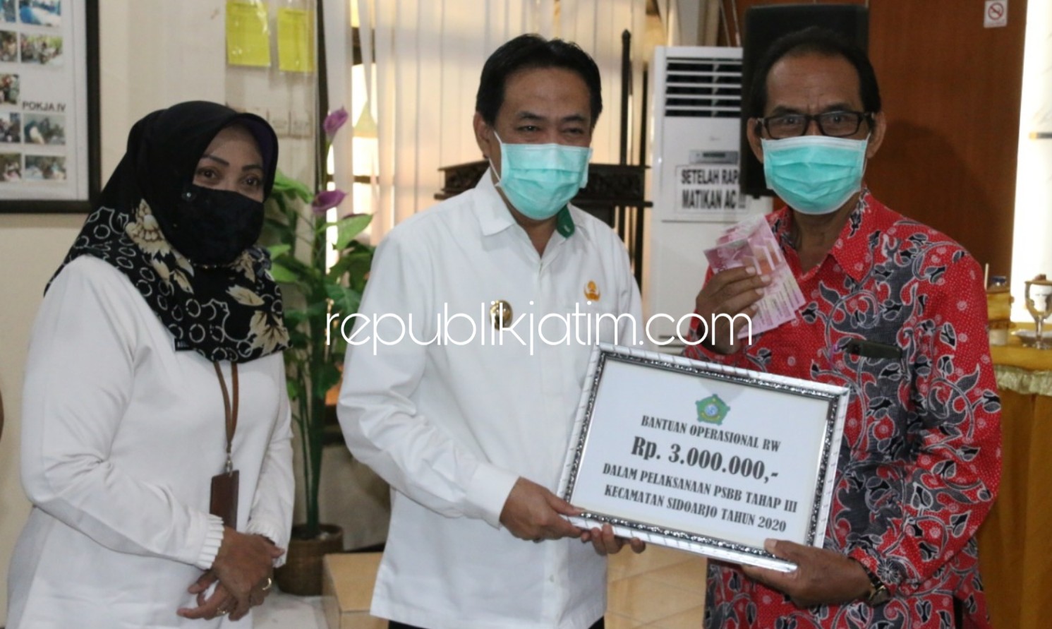SERAHKAN - Plt Bupati Sidoarjo, Nur Ahmad Syaifuddin menyerahkan bantuan Rp 3 juta per RW untuk 2.086 RW dengan nilai total Rp 6,25 miliar di Kantor Kecamatan Sidoarjo, Rabu (03/06/2020).
