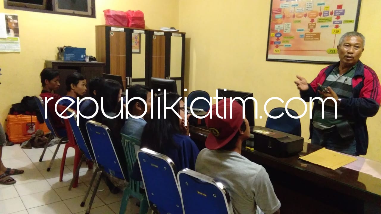 DIRINGKUS - Sebanyak 10 orang warga yang pesta miras diringkus petugas gabungan dan didata di Polsek Krian, Sabtu (02/06/2018) malam.