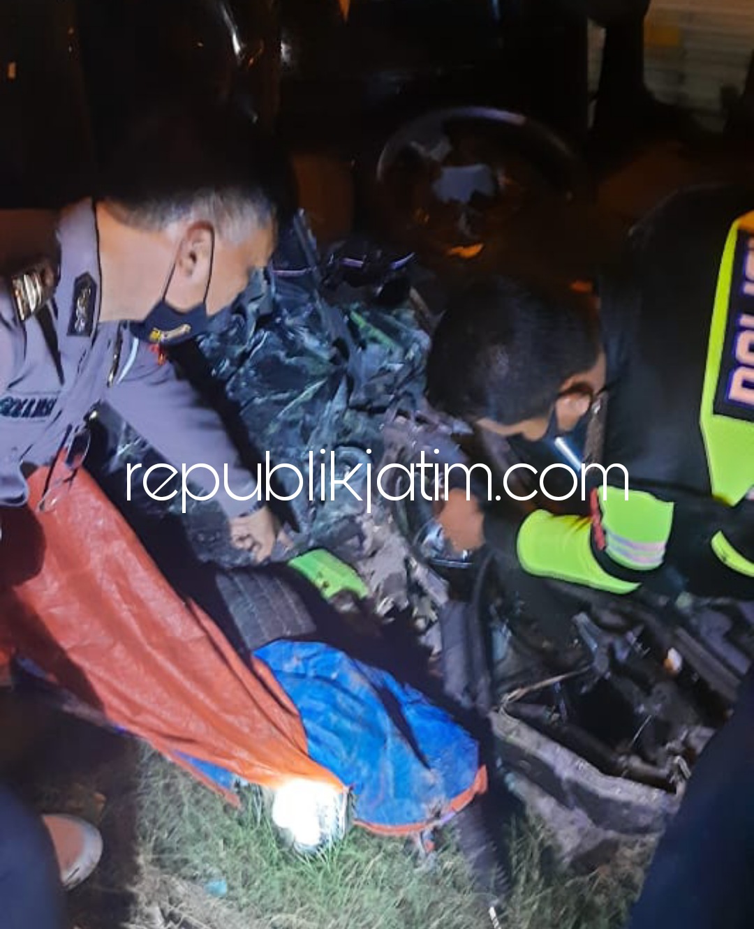 HANCUR - Petugas Unit Laka, Satuan Lantas, Polresta Sidoarjo menggelar olah TKP dan mengecek bodi pikup yang terlibat kecelakaan hingga hancur tak berbodi di JL Raya Surabaya - Mojokerto, Desa Sidorejo, Kecamatan Krian, Sidoarjo, Rabu (02/06/2021) petang.
