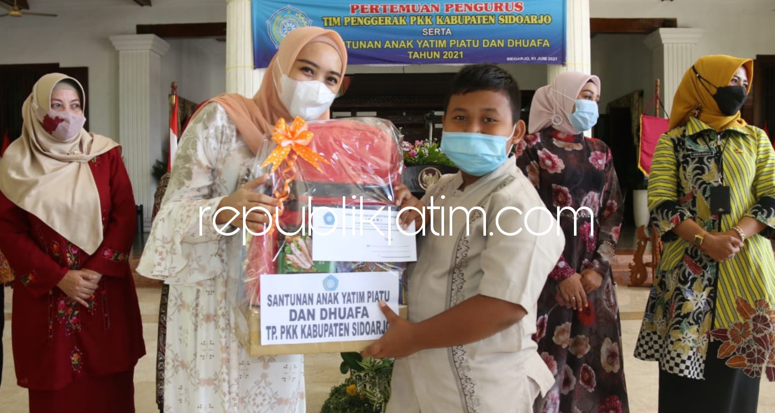BINGKISAN - Istri Bupati Sidoarjo, Ny Sa'adah Ahmad Muhdlor Ali menyerahkan bingkisan dan bantuan kepada yatim piatu dan dhuafa di Pendopo Delta Wibawa Sidoarjo, Kamis (03/06/2021).