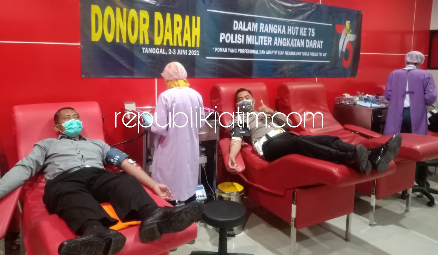 DONOR - Puluhan anggota Propam Polresta Sidoarjo dan jajaran ikut mendonorkan darahnya dalam acara bakti sosial memperingati HUT ke 75 Polisi Militer Angkatan Darat di UTD PMI Sidoarjo, Kamis (03/06/2021).