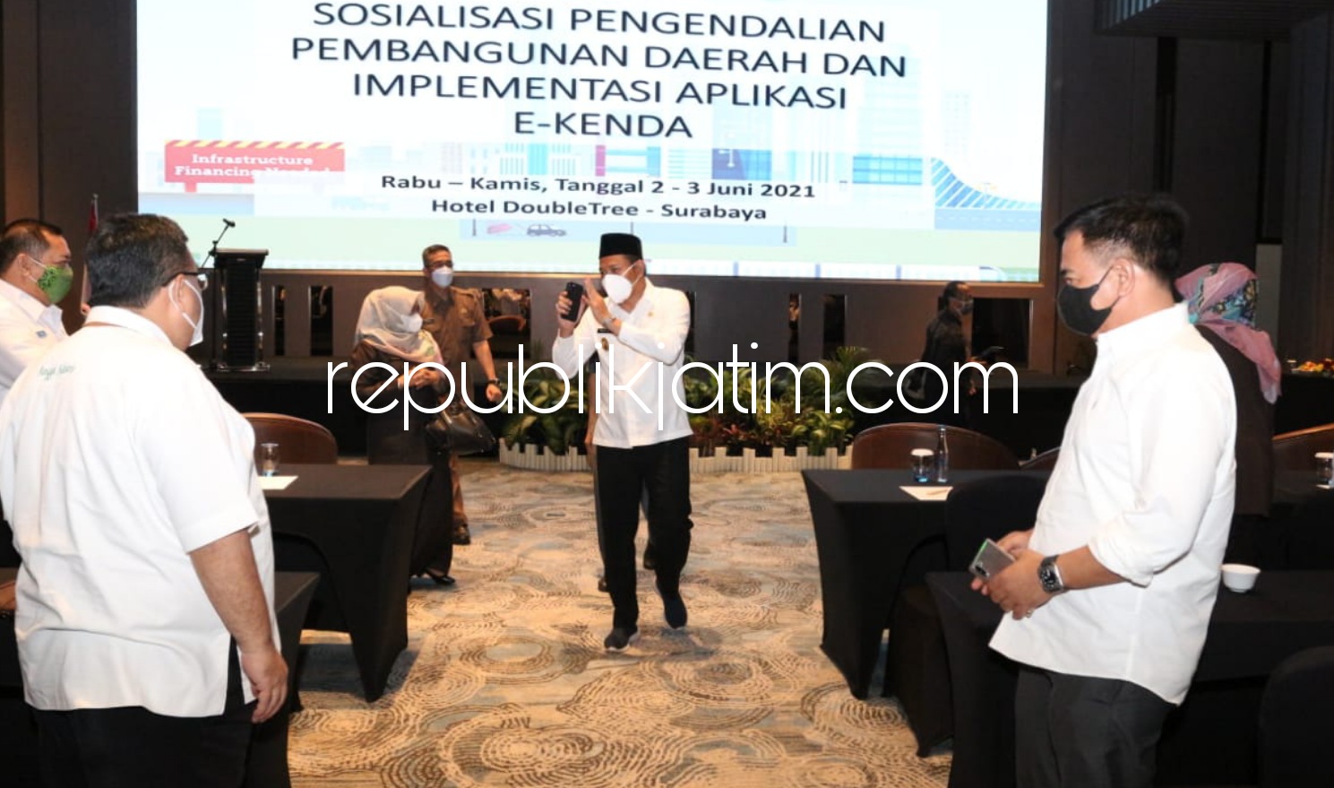 BUKA - Wakil Bupati Sidoarjo, Subandi membuka acara aplikasi pembangunan aplikasi Elektronik Kendali Daerah (E-Kenda) yang digelar di Surabaya, Rabu (02/06/2021) malam. 