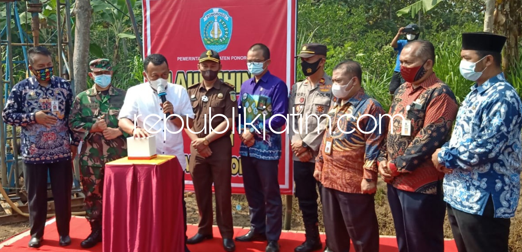 TEKAN - Bupati Ponorogo, Sugiri Sancoko menekan tombol tanda dimulainya pembangunan sumur dalam di Desa Duri, Kecamatan Slahung serta 24 titik lain di 21 Desa dari 9 kecamatan yang ada di Ponorogo, Kamis (03/07/2021).