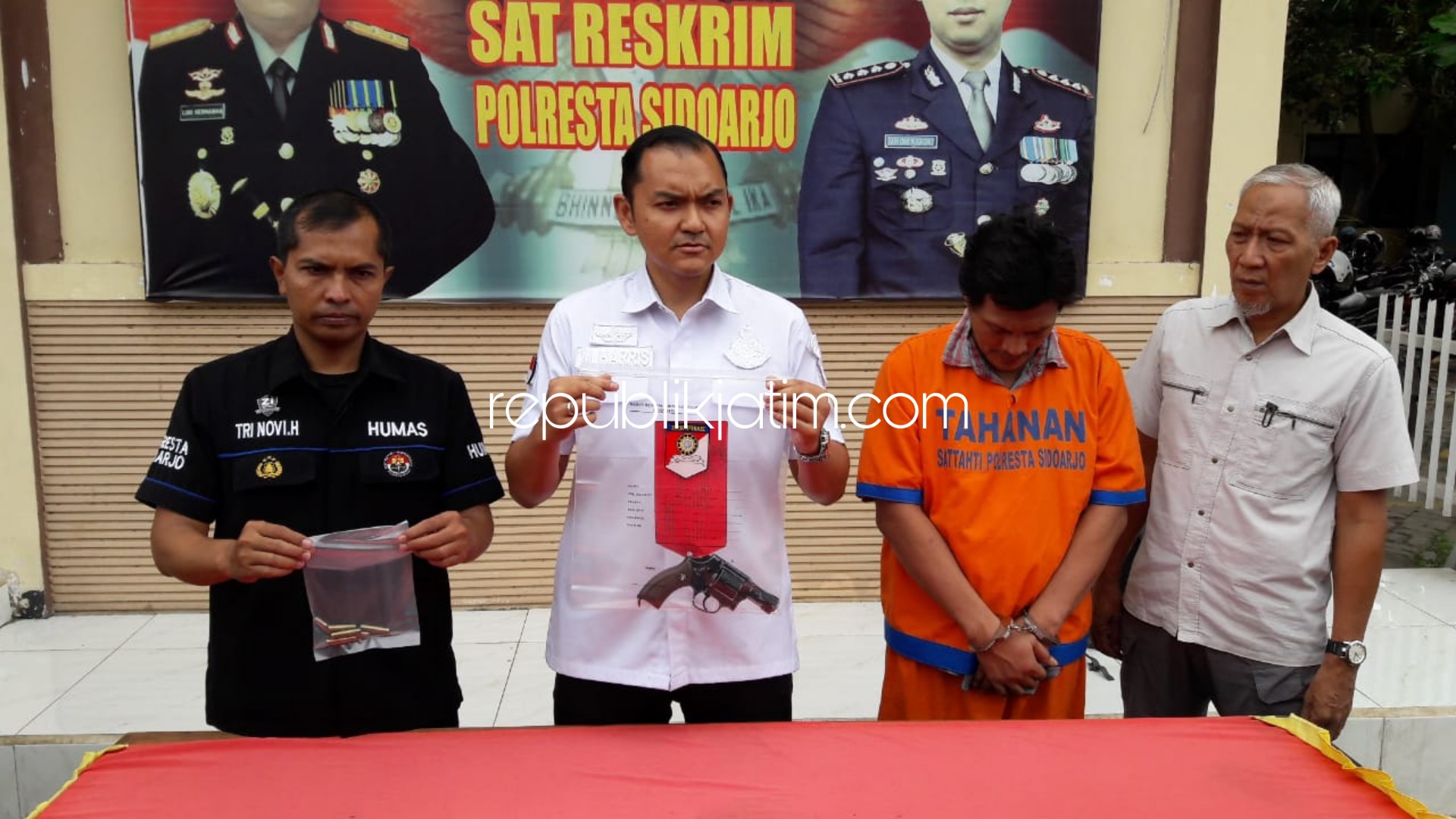 LESUH - Tersangka AA alias Bodong (38) warga Desa Temu, Kecamatan Prambon, Sidoarjo tertunduk lesuh saat diamankan Satuan Reskrim, Polresta Sidoarjo beserta bukti airshoft gun dan selongsong peluru, Senin (03/06/2019).