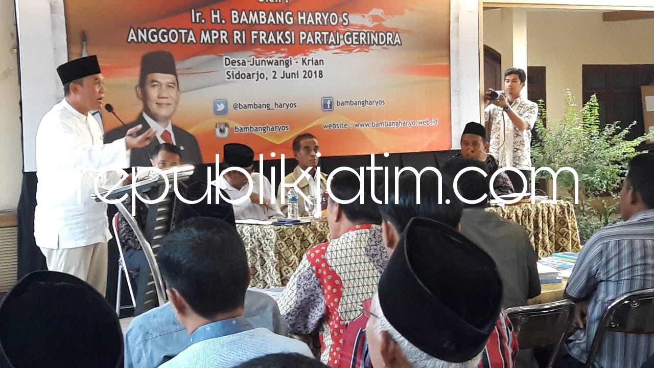 ANTUSIAS - Ratusan warga antusias berkumpul di Balai Desa Junwangi, Kecamatan Krian untuk mengikuti sosialisasi 4 pilar bersama anggota MPR RI, Ir Bambang Haryo Soekartono yang juga anggota Fraksi Partai Gerindra DPR RI, Sabtu (02/06/2018) sore-malam.