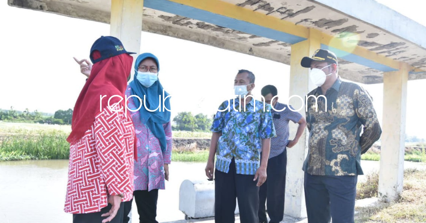 SIDAK - Wabup Sidoarjo, Subandi bersama jajaran Dinas PU Sidoarjo dan Dinas Pertanian Pemkab Sidoarjo sidak aliran air, di mulai dari pintu air perbatasan Mojokerto sampai ke pintu Air Jabon, Kamis (03/06/2021).