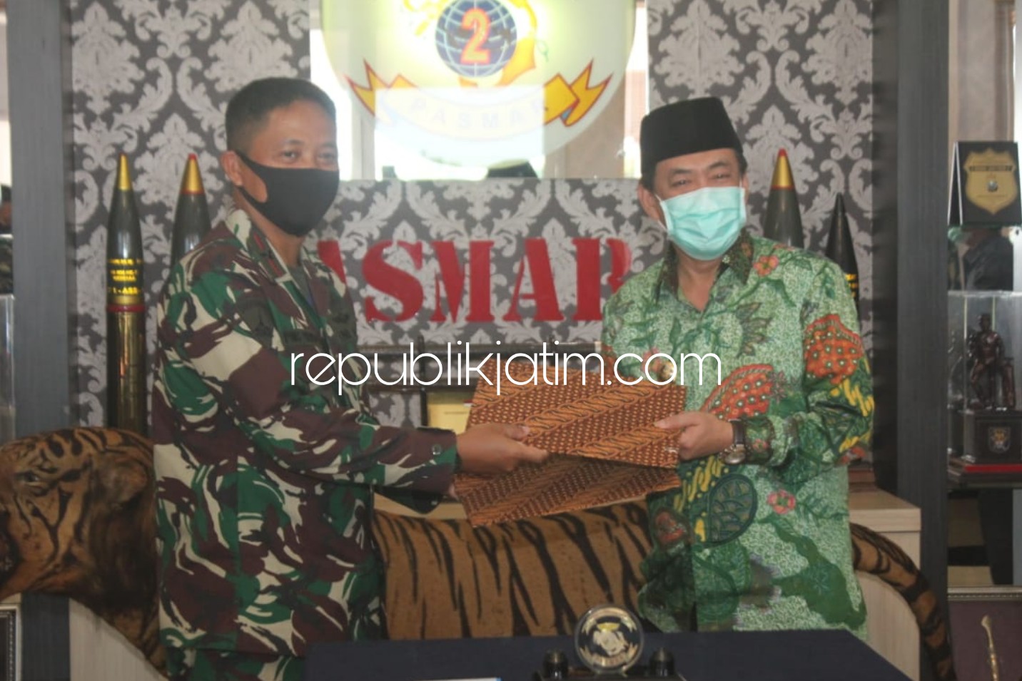DILIBATKAN - Plt Bupati Sidoarjo, Nur Ahmad Syaifuddin dan Komandan Pasmar 2 Brigjen TNI (Mar) Ipung Purwadi menandatangani MoU penanganan Covid-19 dengan melibatkan Pasmar 2 di Markas Pasmar 2 Gedangan, Sidoarjo, Kamis (04/06/2020).
