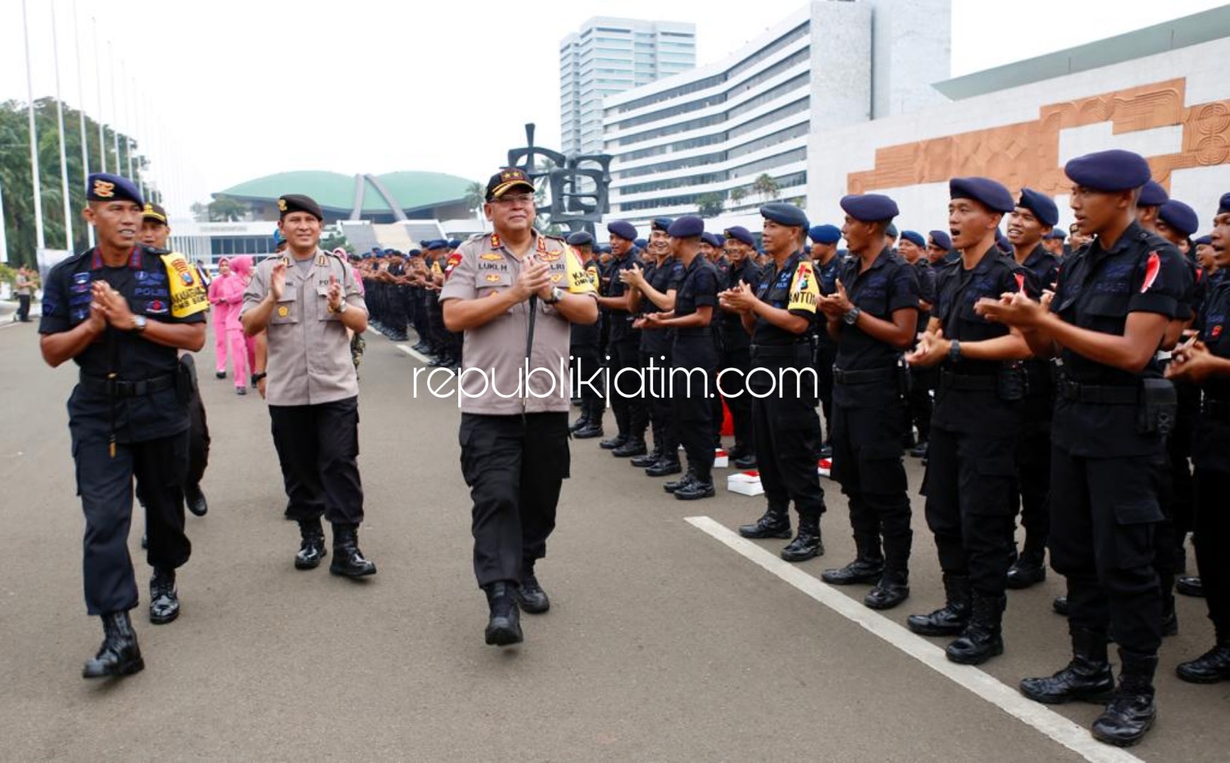 DISAMBUT - Kedatangan Kapolda Jatim, Irjen Pol Luki Hermawan disambut anggotanya saat menggelar Tatap Muka dan Buka Puasa bersama Pasukan Penugasan Pengamanan BKO Polda Metro Jaya di Halaman Gedung DPR MPR RI, Jakarta, Senin (03/06/2019) petang.