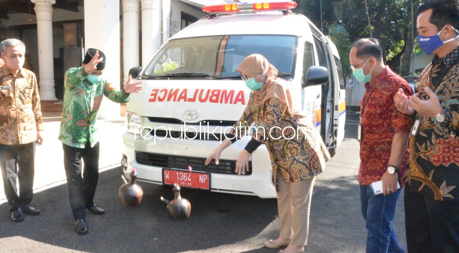 BANTUAN - Plt Bupati Nur Ahmad Syaifuddin bersama pimpinan Kantor BRI Wilayah Surabaya Tris Wahyu Herlina memecah kendi tanda mobil ambulance bantuan mulai dioperasionalkan untuk penanganan pasien Covid-19, Kamis (04/06/2020).