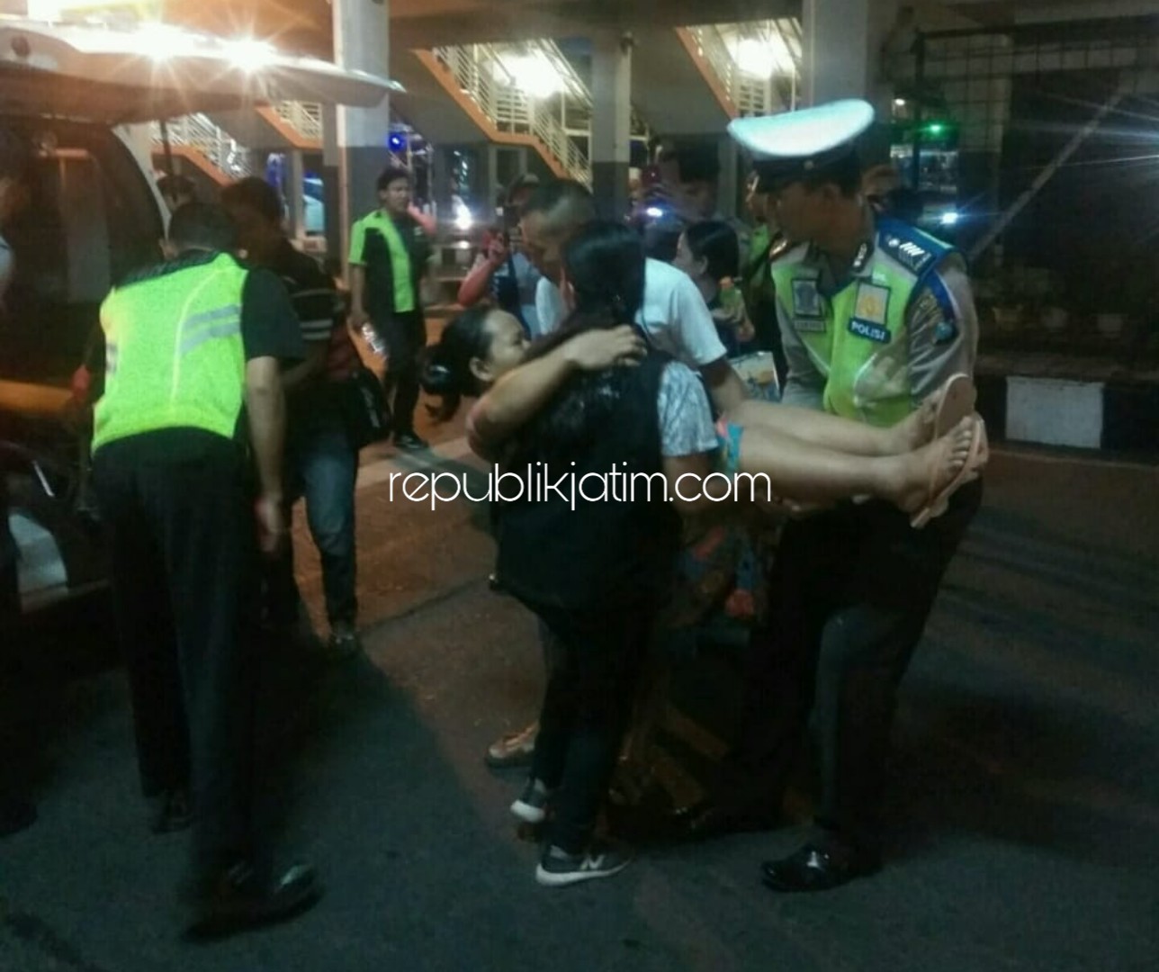 MELAHIRKAN - Sejumlah anggota Polresta Sidoarjo membantu pemudik Nur Cahya (29) warga asal Mojoroto, Kediri, yang hendak melahirkan di Terminal Bungurasih, Kecamatan Waru, Sidoarjo, Selasa (04/06/2019) malam.