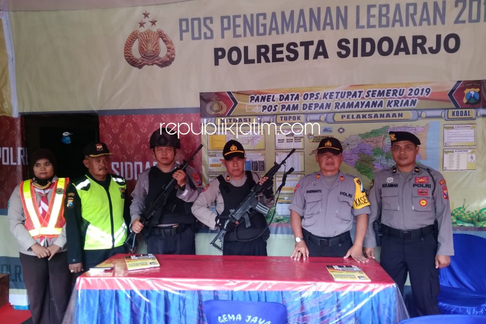 SIAGAKAN - Polresta Sidoarjo menyiagakan personel bersenjata laras panjang di Pos Pam dan Pos Yan Ops Ketupat Semeru 2019, Selasa (04/06/2019).