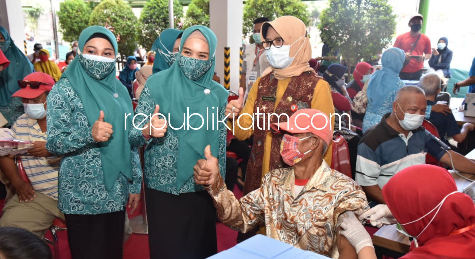 VAKSIN - Sebanyak 1.000 lansia menjalani vaksinasi Covid-19 yang diselenggarakan Dinas Kesehatan Jatim, Dinas Kesehatan Sidoarjo dan MPM Honda Sidoarjo dalam Rangka Hari Lansia ke 25 di MPM Learning Center Gedangan, Sabtu (05/06/2021).