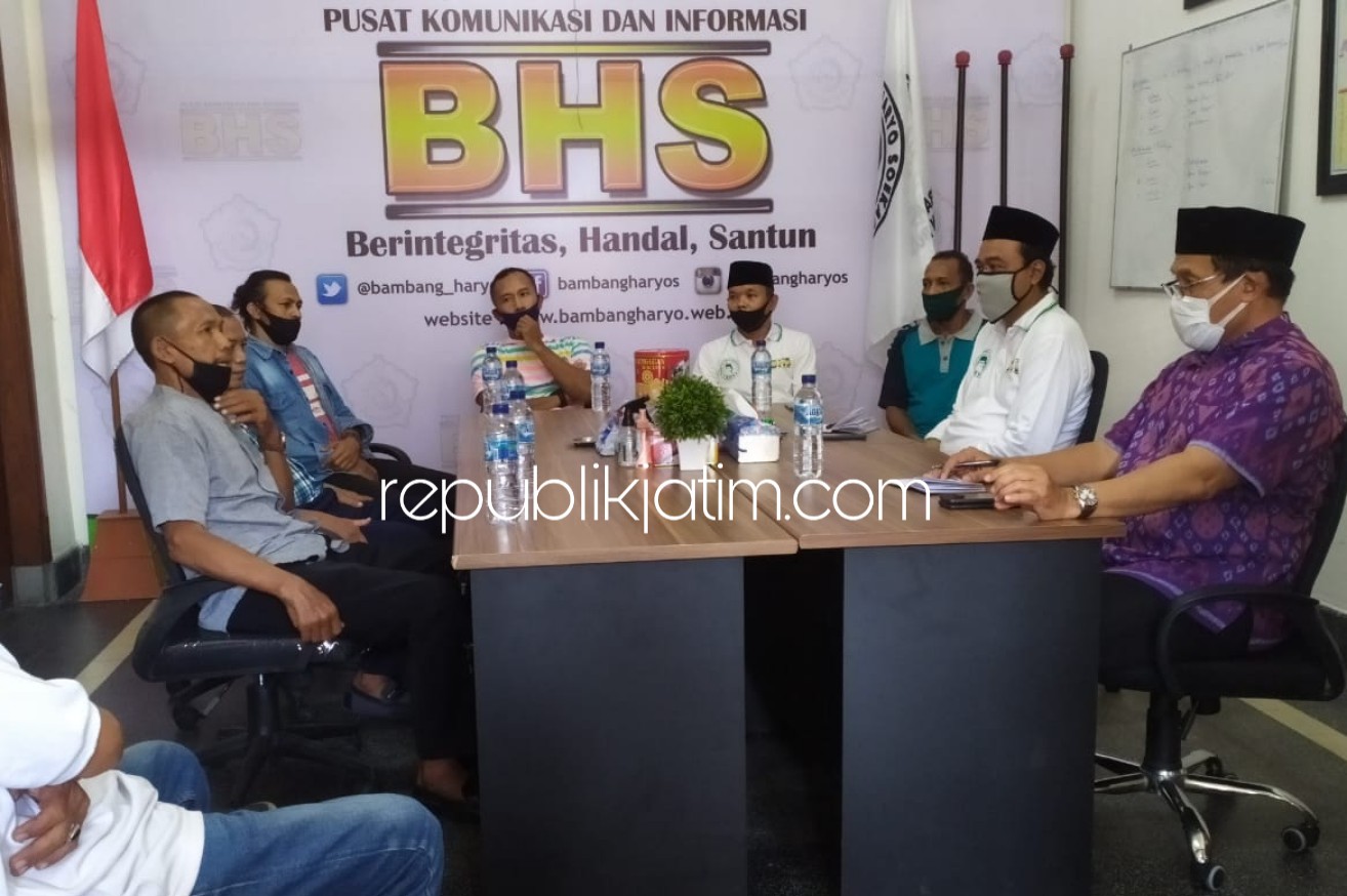 DIALOG - Bacabup Sidoarjo, Bambang Haryo Soekartono (BHS) berdialog dengan para mantan pemain Timnas dan para pelatih club sepakbola asal Sidoarjo untuk mengembalikan kejayaan sepakbola Sidoarjo di Media Center BHS, Kamis (04/06/2020) sore.