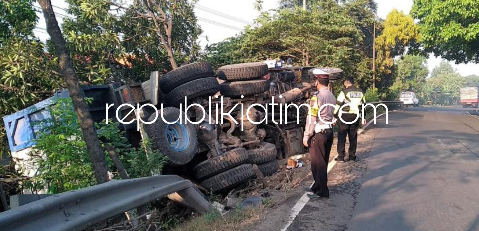 TKP - Petugas Unit Lantas Polsek Balongbendo menggelar olah TKP kecelakaan di JL Raya Wonokupang, Kecamatan Balongbendo, Sidoarjo, Sabtu (05/06/2021).
