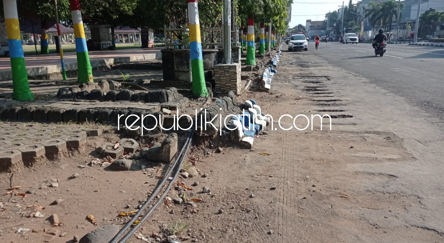 AMBURADUL - Kondisi kanstin (pembatas trotoar jalan) Alun-Alun timur Ponorogo yang tampak amburadul, Sabtu (05/06/2021).
