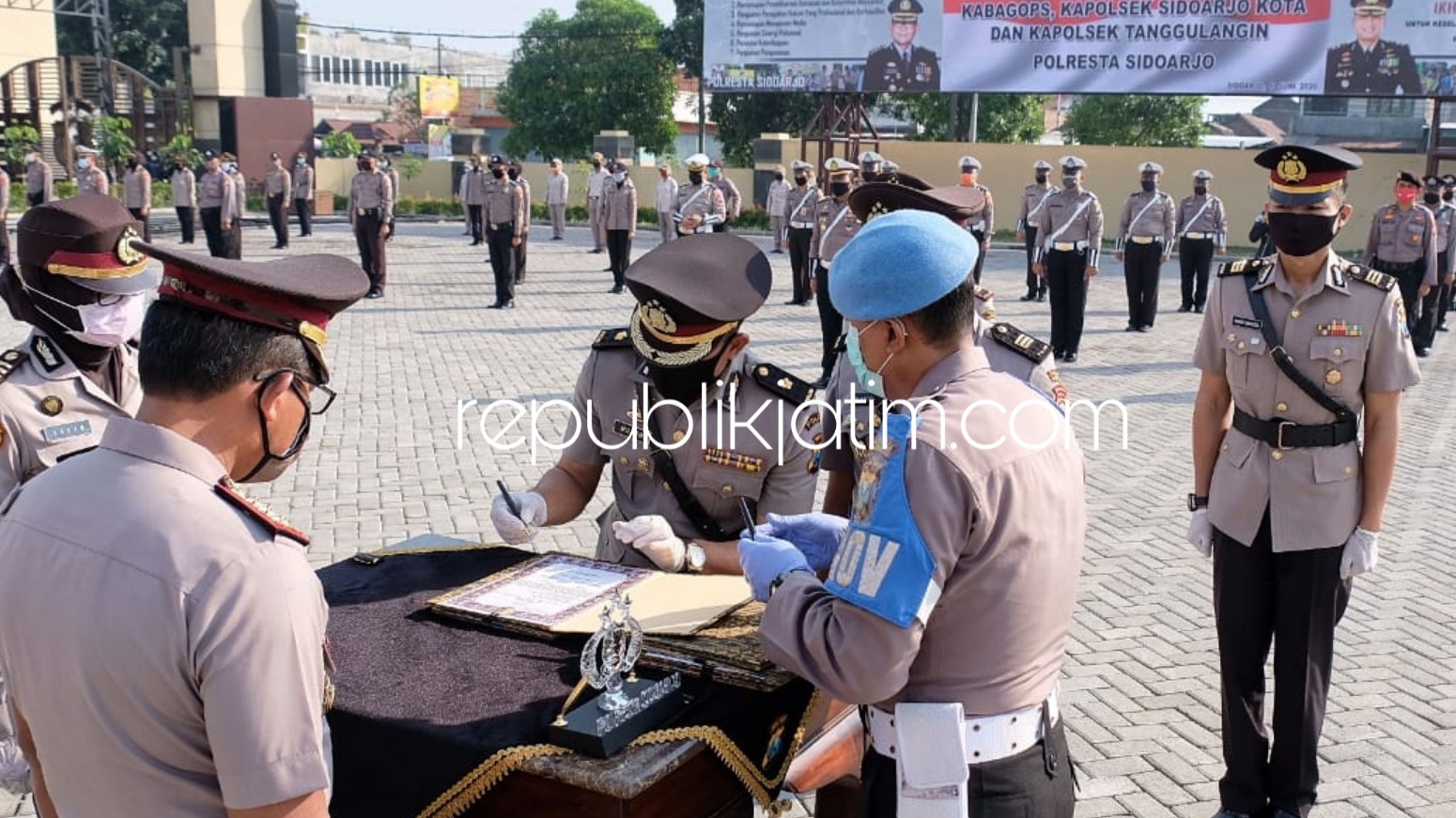 SERTIJAB - Kapolresta Sidoarjo, Kombes Pol Sumardji memimpin sertijab Kabag Ops dan Kapolsek Sidoarjo Kota di halaman Polresta Sidoarjo, Sabtu (06/06/2020).
