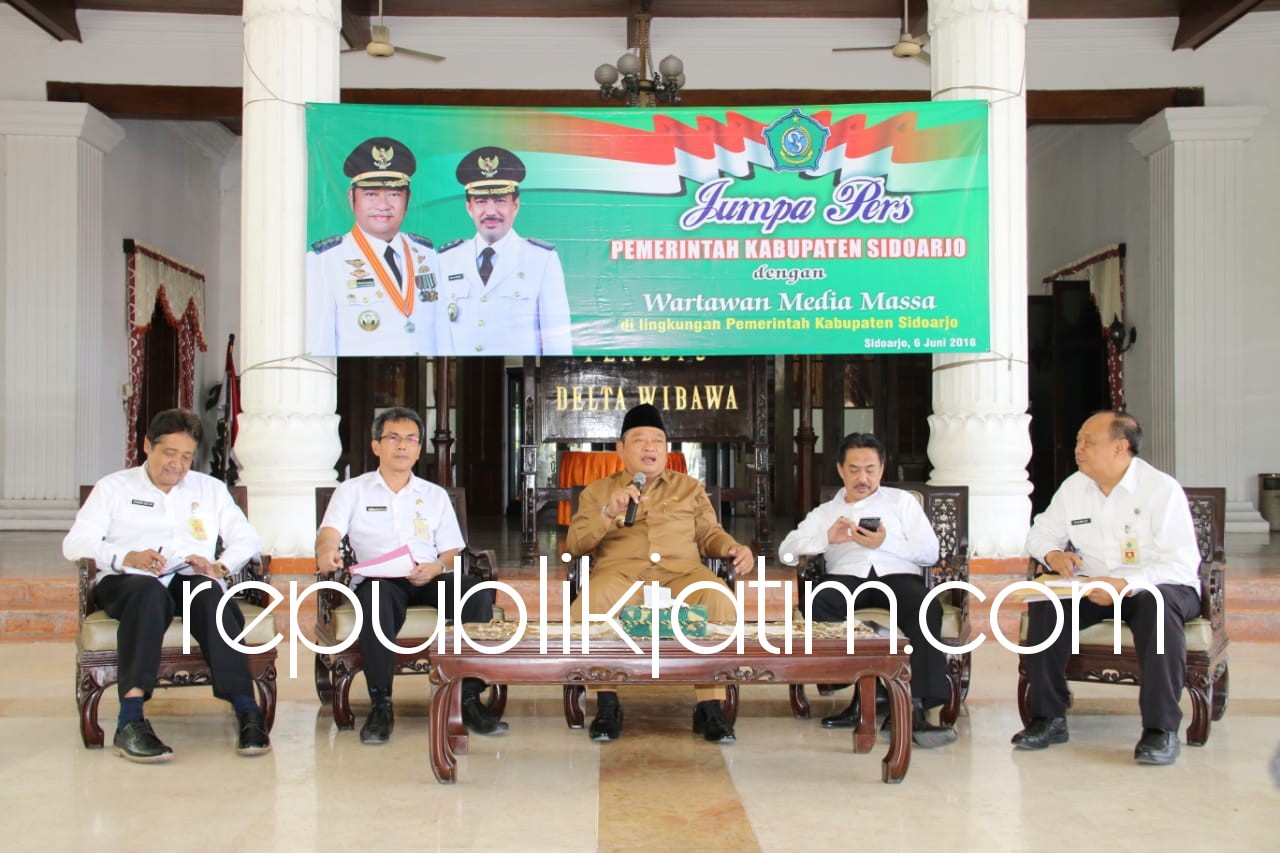 PENJELASAN - Bupati Sidoarjo, Saiful Ilah menjelaskan tentang predikat WTP dari BPK RI yang diraih Sidoarjo selama 5 tahun terakhir di hadapan para wartawan, Rabu (06/06/2018).