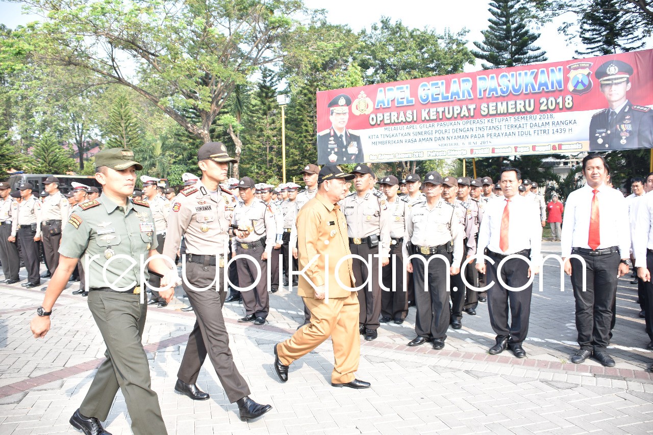 CEK PASUKAN - Kapolresta Sidoarjo, Kombes Pol Himawan Bayu Aji dan Bupati Sidoarjo, Saiful Ilah mengecek kesiapan pasukan operasi Ketupat Semeru 2018 di halaman Polresta Sidoarjo, Rabu (06/06/2018).