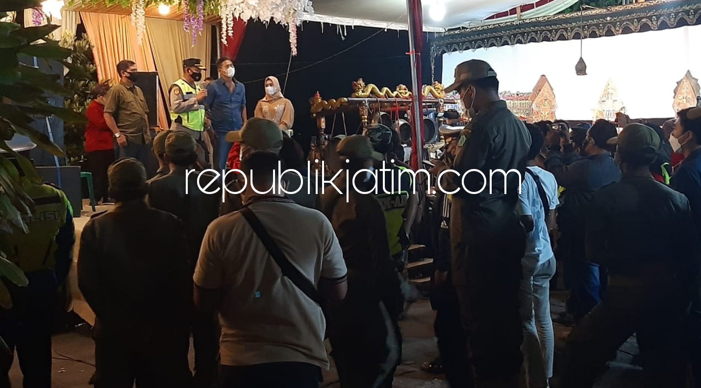 BUBARKAN - Hajatan dengan hiburan electone dan wayang di rumah Kepala Desa Sidokepung, Kecamatan Buduran, Sidoarjo, Elok Suciati dibubarkan petugas gabungan karenakan tak mengantongi izin dan melewati batas jam malam, Sabtu (05/06/2021) malam.
