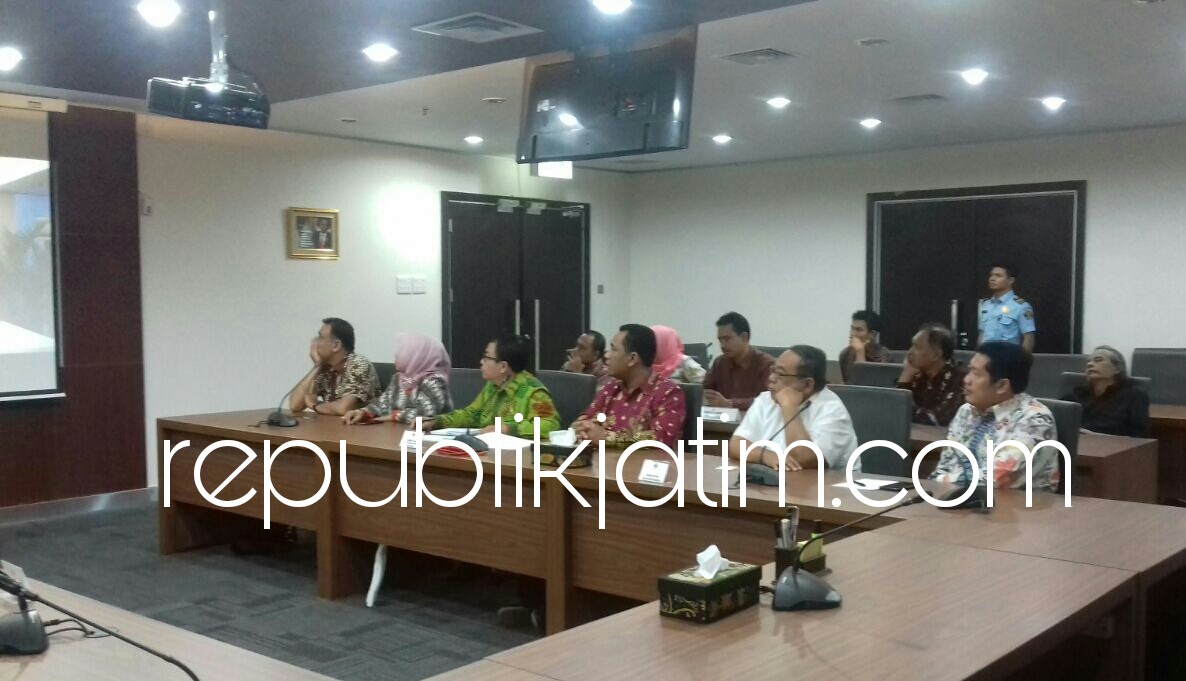 KONSULTASI - Anggota dan pimpinan Komisi D DPRD Sidoarjo berkonsultasi ke Dirjen Imigrasi terkait Imigran di Rusunawa Desa Jemundo, Kecamatan Taman, Sidoarjo kemarin.