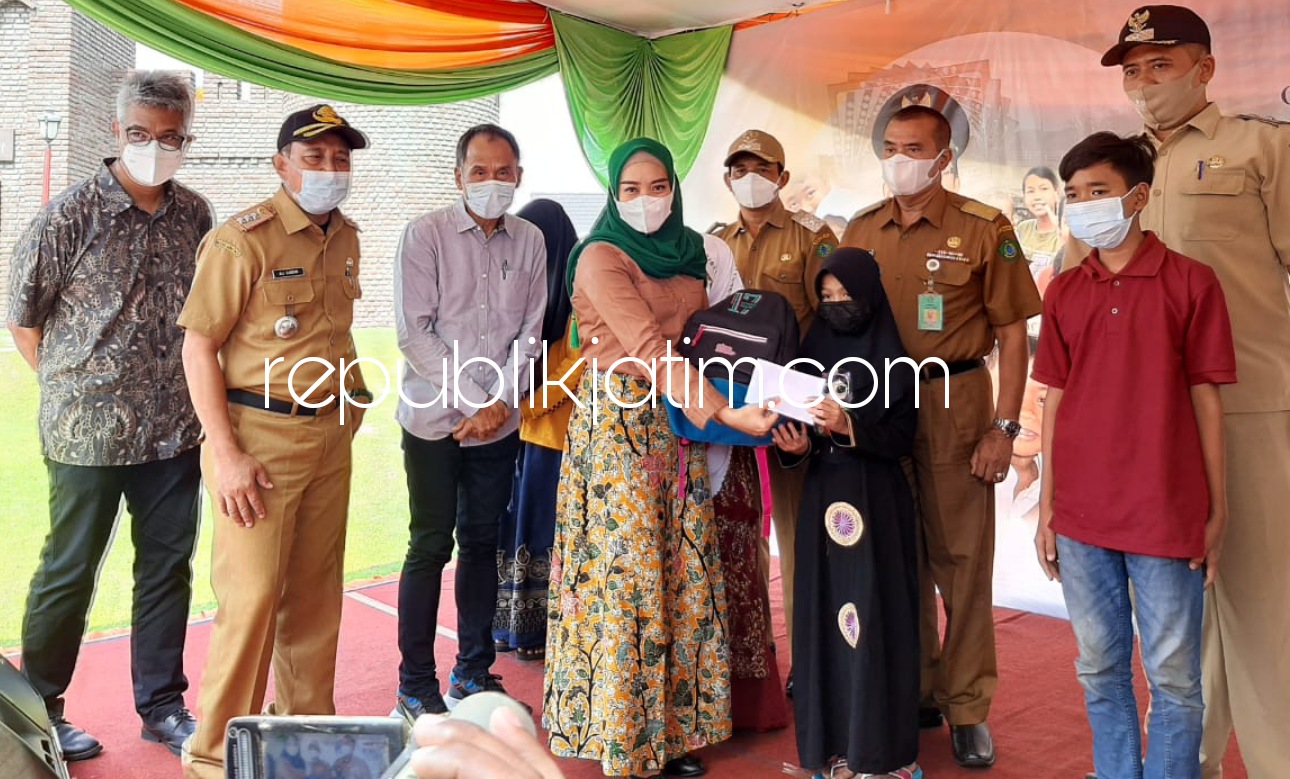 SANTUNAN - Istri Bupati Sidoarjo, Ny Sa'adah Ahmad Muhdlor Ali bersama Senior Direktur Grup Ciputra Sutoto Yakobus disaksikan Forkopimka menyerahkan santunan anak yatim, Senin (07/06/2021). 