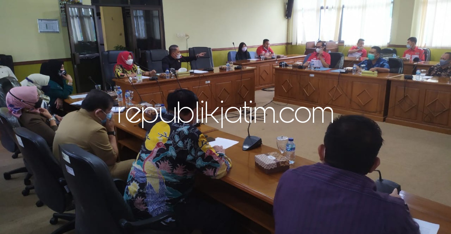 WADUL - Belasan perwakilan kaum disabilitas wadul (mengadu) ke anggota dan pimpinan Komisi D DPRD Sidoarjo soal mendapatkan kesetaraan hak di berbagai bidang dan pelayanan infrastruktur fasilitas publik, Senin (07/06/2021).