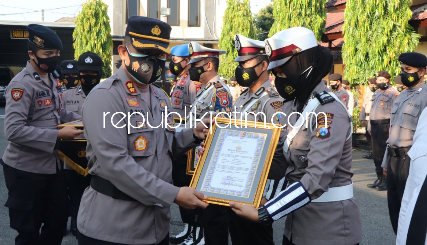 REWARD - Kapolres Ponorogo, AKBP Mochamad Nur Azis menyerahkan piagam penghargaan (reward) kepada anggota, ASN Polri serta Kades Nglarangan di halaman Polres Ponorogo, Senin (07/06/2021). 