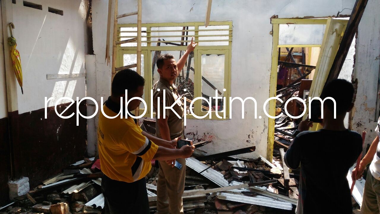 LUDES TERBAKAR - Kondisi rumah Salam warga Desa Pejarakan, Kecamatan Jabon, Sidoarjo yang ludes terbakar, Kamis (07/06/2018).
