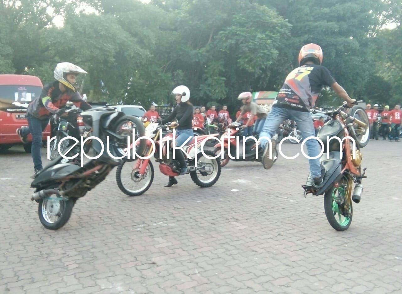 ATRAKSI - Penyanyi Pop Sidoarjo, Lara Silvy beraksi free style bersama para crosser di GOR Sidoarjo dalam acara bagi takjil dan buka bersama para fans, Kamis (07/06/2018).