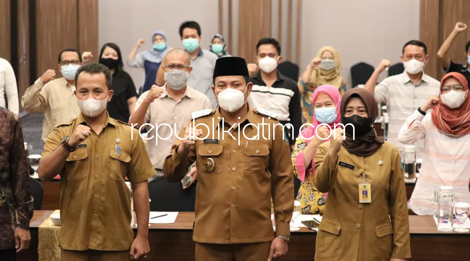 BIMTEK - Wabup Sidoarjo, Subandi membuka Bimtek Pemagangan Dalam Negeri 2021 yang diselenggarakan Dinas Tenaga Kerja (Disnaker) Pemkab Sidoarjo ini melibatkan 50 perusahaan di Hotel Aston Sidoarjo, Senin (07/06/2021).