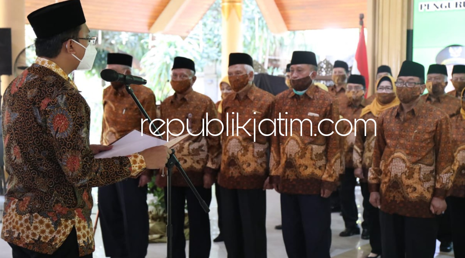 PWRI - Bupati Sidoarjo, Ahmad Muhdlor Ali (Gus Muhdlor) mengukuhkan mantan Wabup Sidoarjo, MG Hadi Sutjipto sebagai Ketua Persatuan Wredatama Republik Indonesia (PWRI) periode 2021 - 2025 di Pendopo Delta Wibawa, Selasa (08/06/2021).