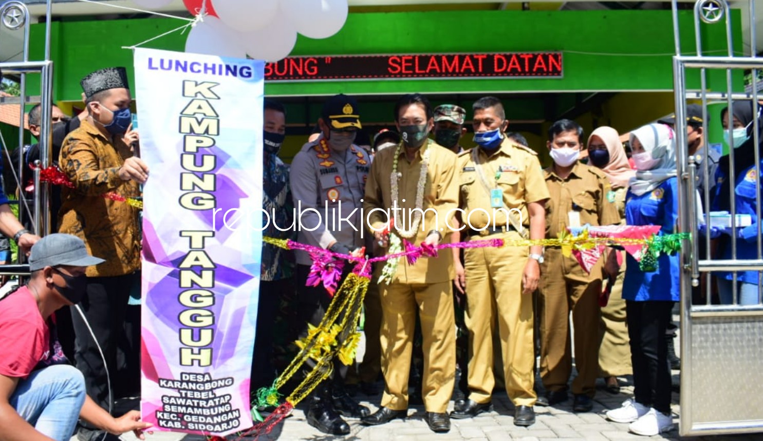 KAMPUNG TANGGUH - Plt Bupati Sidoarjo, Nur Ahmad Syaifuddin dan Kapolresta Sidoarjo, Kombes Pol Sumardji meresmikan Kampung Tangguh Desa Karangbong, Kecamatan Gedangan, Sidoarjo, Senin (08/06/2020).