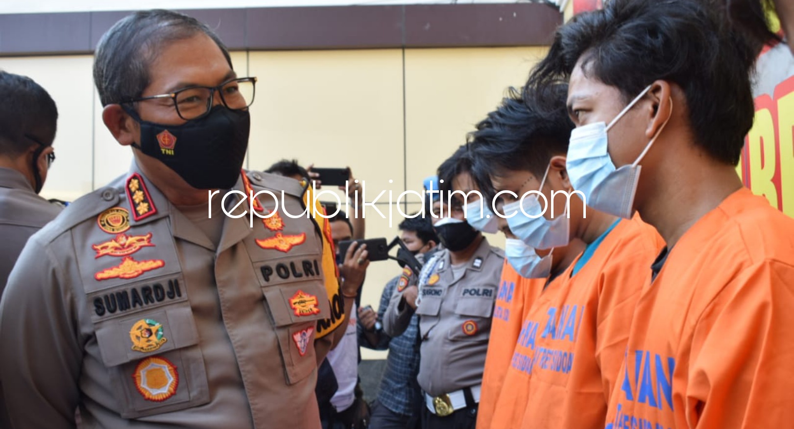 INTEROGASI - Berakhir sudah pelarian 6 tersangka pengeroyokan anggota TNI AL di Bungurasih, Waru 23 Mei 2021 lalu diringkus Satuan Reskrim Polresta Sidoarjo dan Den Intel Pasmar 2 diinterogasi Kapolresta Sidoarjo, Kombes Pol Sumardji, Selasa (08/06/2021).