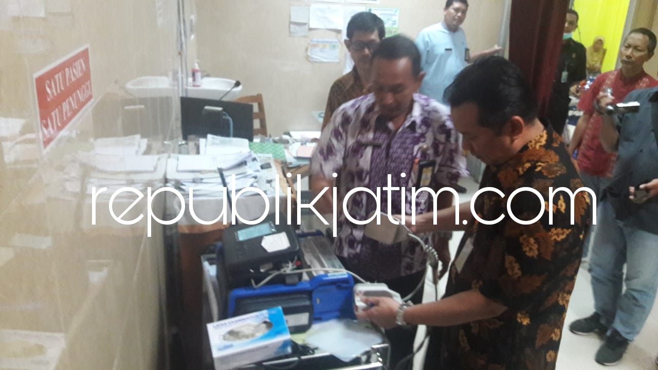 CEK KESIAPAN - Wakil Direktur (Wadir) Pelayanan RSUD Sidoarjo, dr Syamsu Rahmadi mengecek seluruh kesiapan ambulan, peralatan maupun personil yang ada di RSUD Sidoarjo, Kamis (08/06/2018).