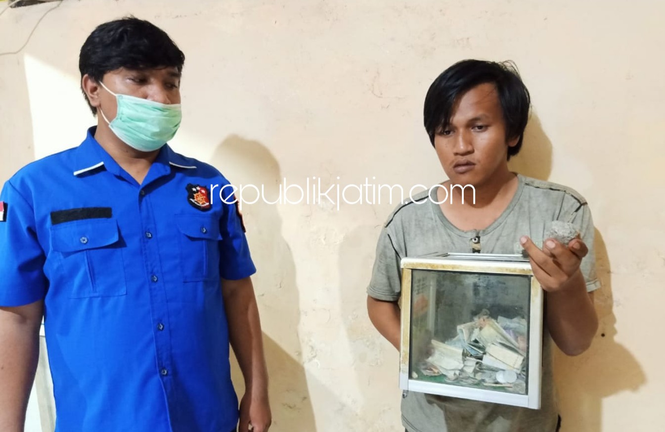 DIAMANKAN - Petugas Polsek Gedangan mengamankan tersangka, M Rizki Firmansyah warga Malang yang diduga mencuri kotak amal di Warkop JL Raya Juanda, Desa Sawotratap, Kecamatan Gedangan, Sidoarjo bersama barang buktinya, Senin (08/06/2020).