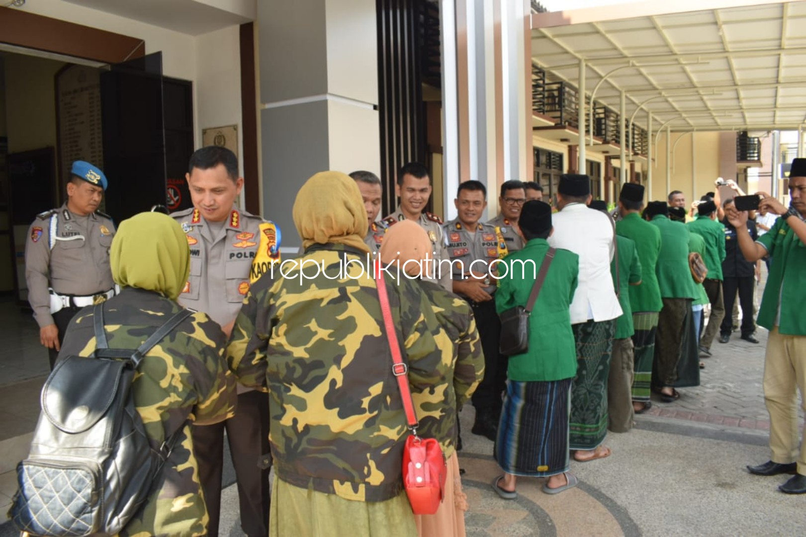 SILATURRAHIM - Para Pengurus Pimpinan Cabang GP Ansor Sidoarjo bersilaturrahim ke Polresta Sidoarjo disambut Kapolresta dan PJU, Sabtu (08/06/2019).