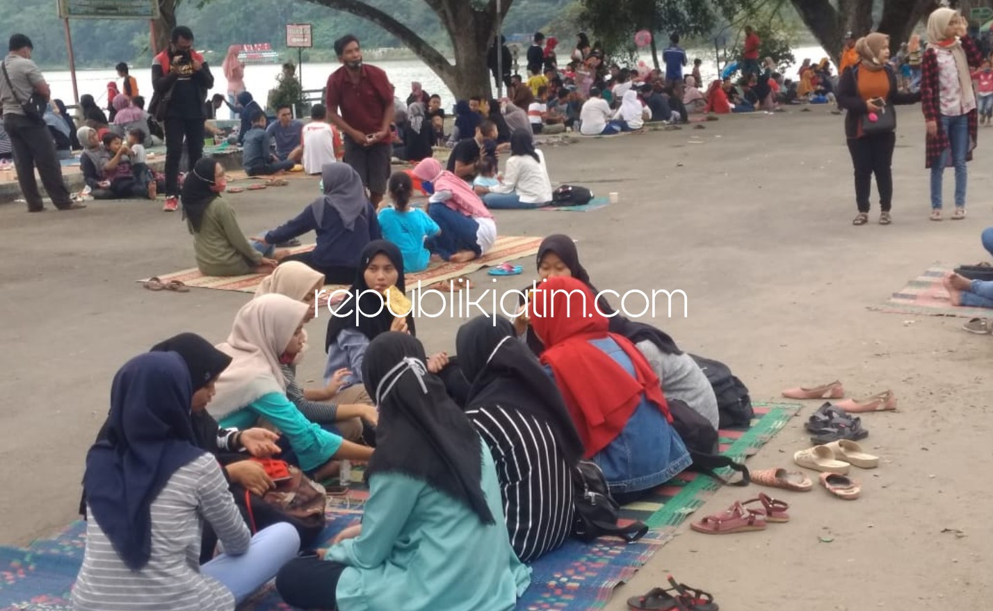 PENGUNJUNG - Telaga Ngebel, Ponorogo mulai dipenuhi pengunjung sejak diberlakukannya uji coba New Normal, Minggu (07/06/2020). 