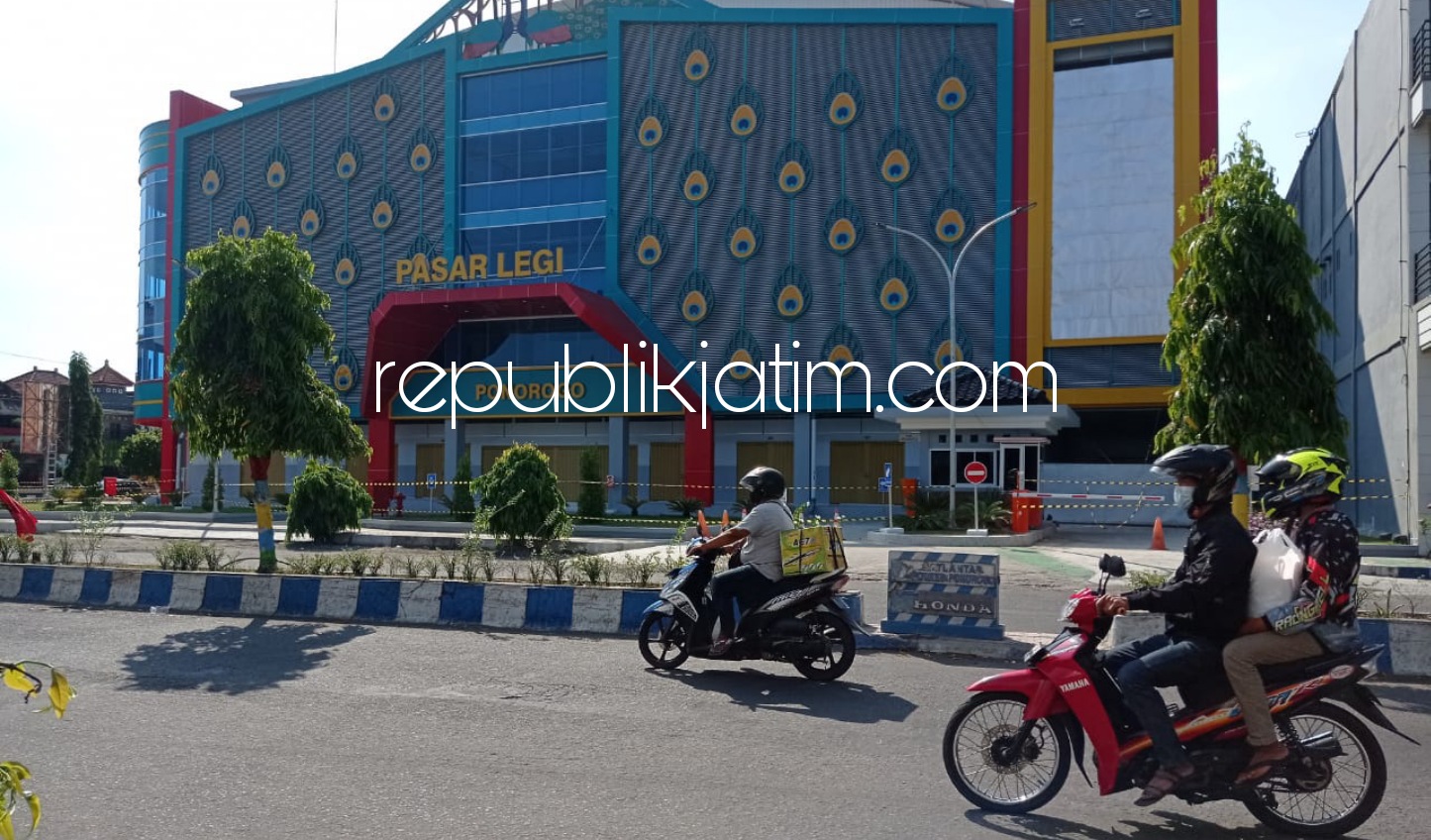 MEGAH - Kondisi Pasar Legi Ponorogo yang tampak megah hingga kini belum ditempati pedagang, Selasa (08/06/2021).