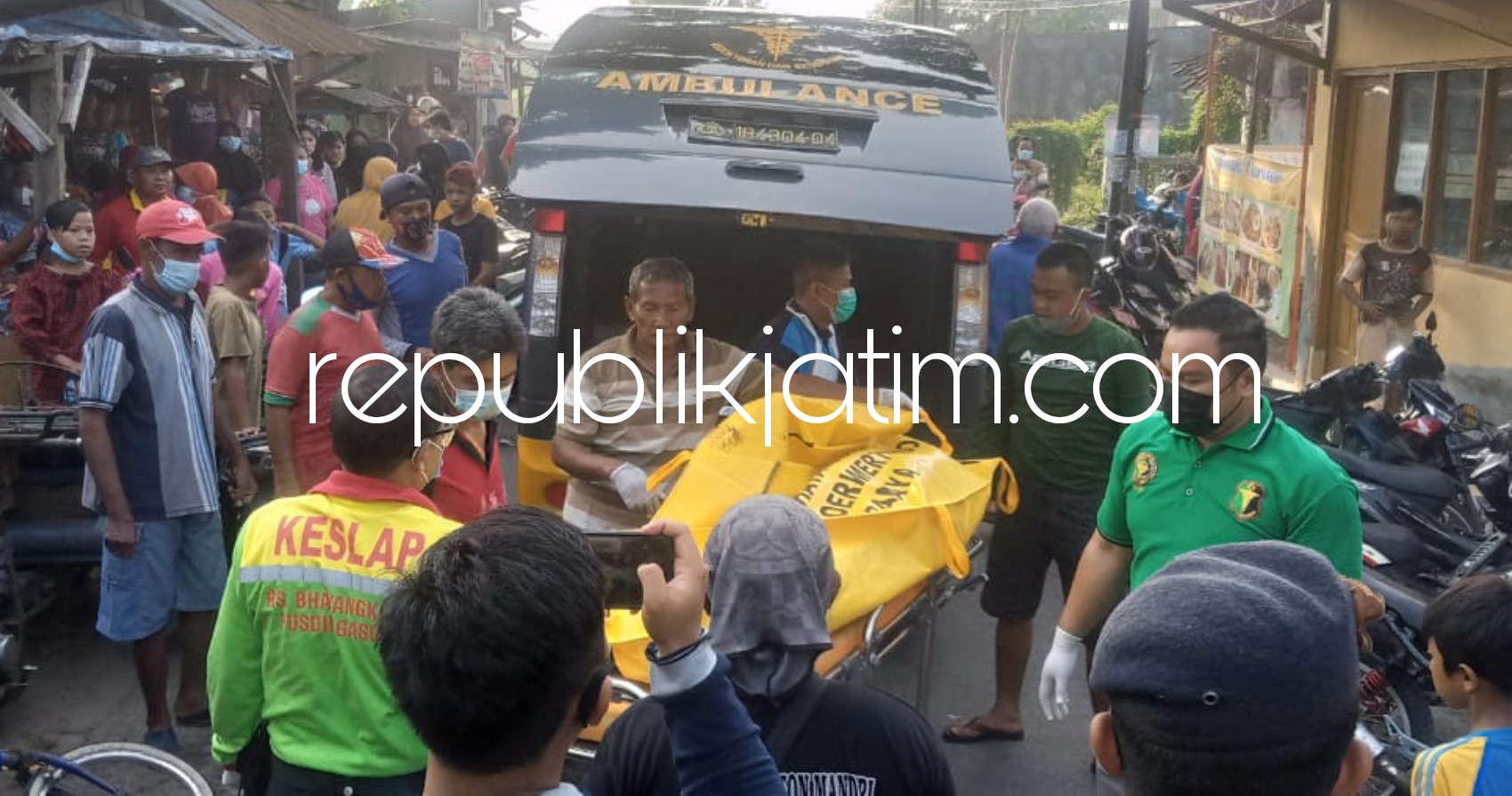 EVAKUASI - Petugas mengevakuasi jenazah pria tanpa identitas yang ditemukan tewas mengapung di Sungai Porong, Sidoarjo, Selasa (08/06/2021).