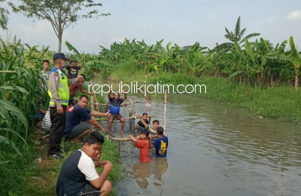 KERAMBA - Moh Sarifudin (28) bersama Kartar Dusun Luwung, Desa Sidomojo, Kecamatan Krian, Sidoarjo budidaya keramba ikan lele dalam jaring apung sungai desa setempat, Minggu (07/06/2020).