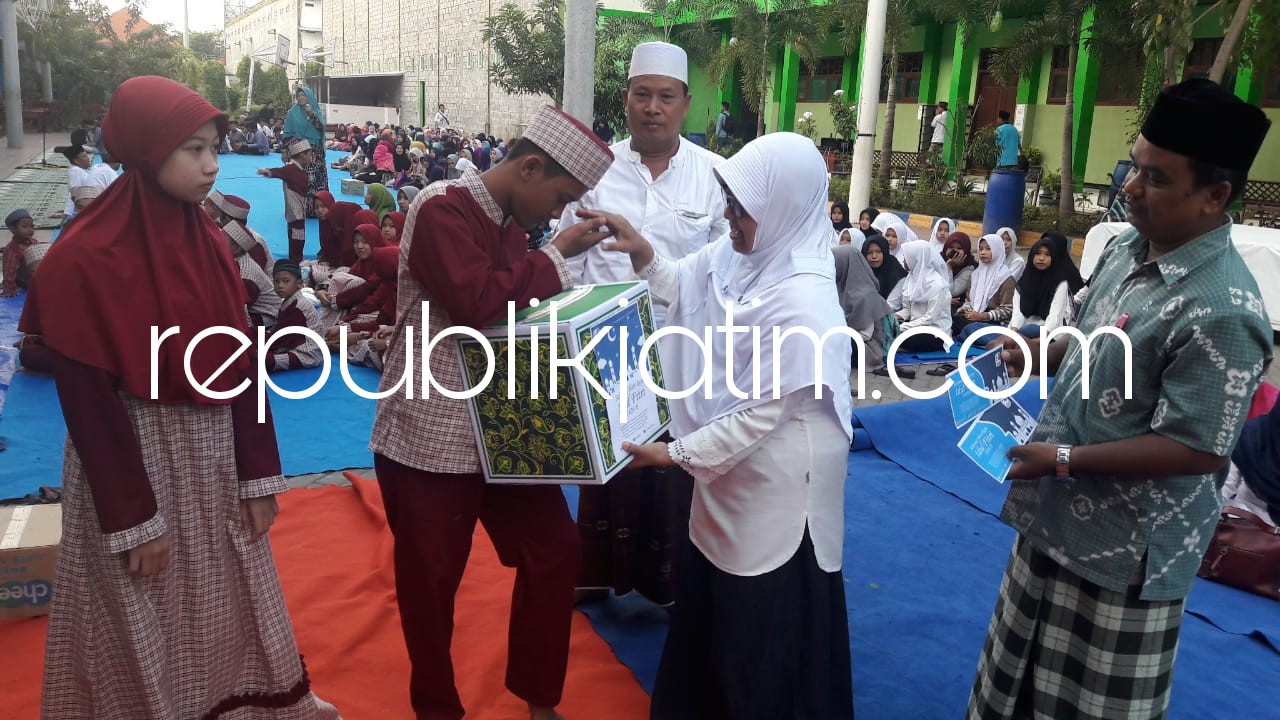 SERAHKAN BANTUAN - Wakasek Kesiswaan SMK Antartika 2 Sidoarjo, Retno Purwo Listyorini menyerahkan bantuan untuk 175 anak yatim piatu dalam acara Pondok Romadhan dan Buka Bersama Yatim Piatu, Jumat (08/06/2018) sore.