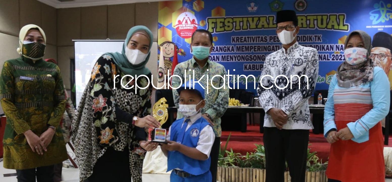 KREATIF - Bunda PAUD Sidoarjo, Ny Sa'adah Ahmad Muhdlor dan dr Sriatun Subandi mengikuti Festival Virtual Kreativitas Peserta Didik TK memperingati Hari Pendidikan Nasional dan menyambut Hari Anak Nasional Tahun 2021 di Sun Hotel, Selasa (08/06/2021).