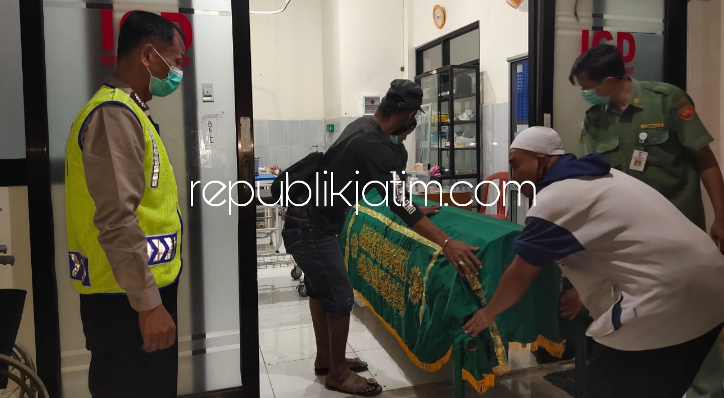 TERSENGAT LISTRIK - Polisi saat melakukan olah TKP dan mengevakuasi korban tersengat listrik, M Jupri Yunus ke Puskesmas Sooko, Senin (07/06/2021) sore.
