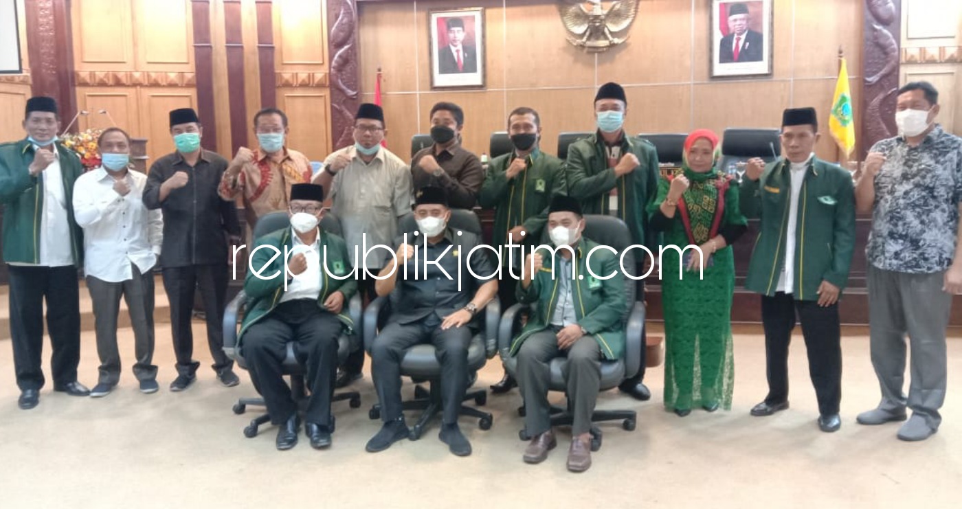 BARIKADE - Foto bersama Barikade Gus Dur Sidoarjo bersama Komisi D DPRD Sidoarjo di ruang Rapat Paripurna usai berdialog soal Menjaga Toleransi dan Menolak Radikalisme Menuju Indonesia Maju, Rabu (09/06/2021).