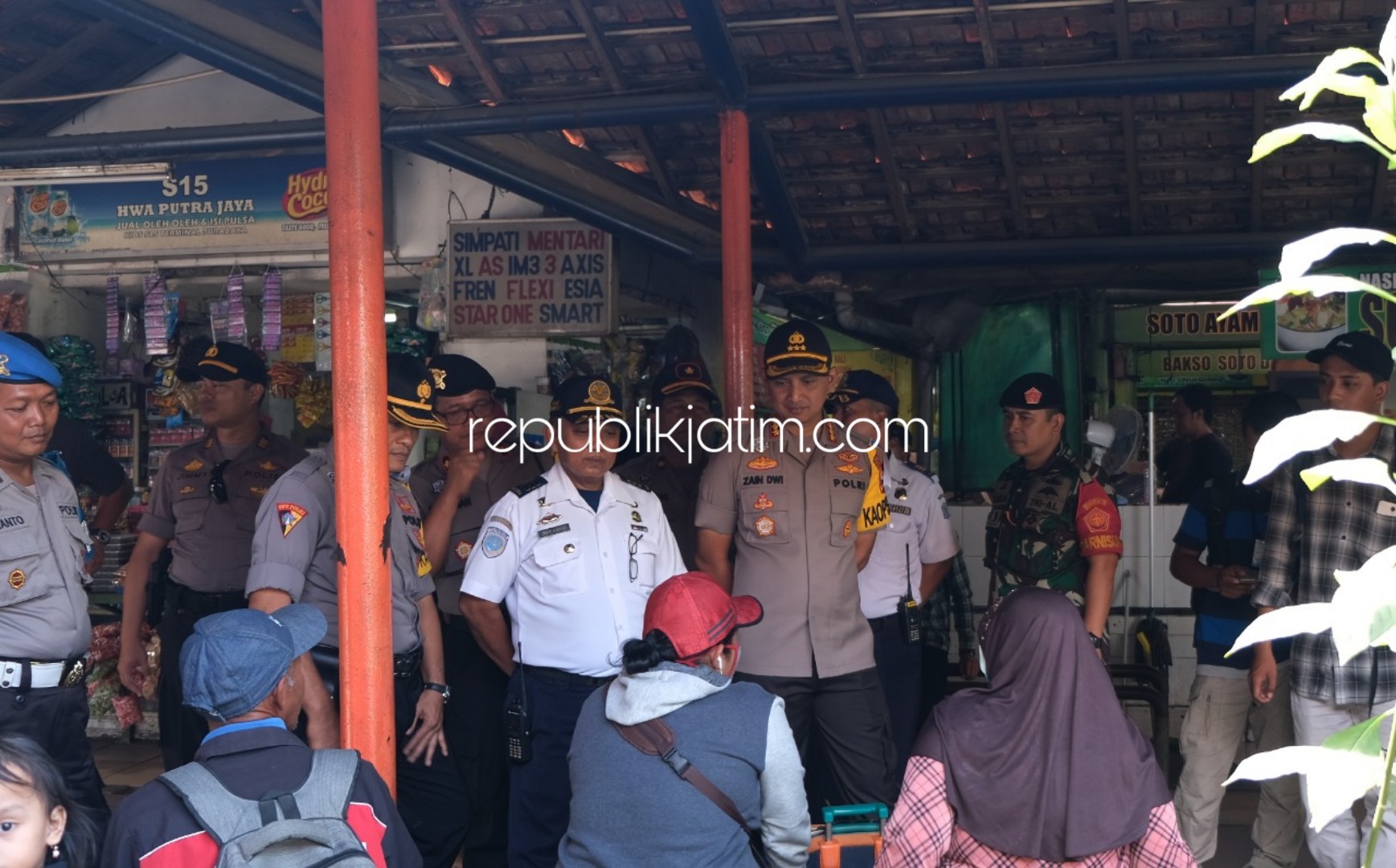 PUNCAK - Kapolresta Sidoarjo, Kombes Pol Zain Dwi Nugroho mengecek kondisi Puncak Arus Balik Lebaran di Terminal Purabaya, Desa Bungurasih, Kecamatan Waru, Sidoarjo, Minggu (09/06/2019).