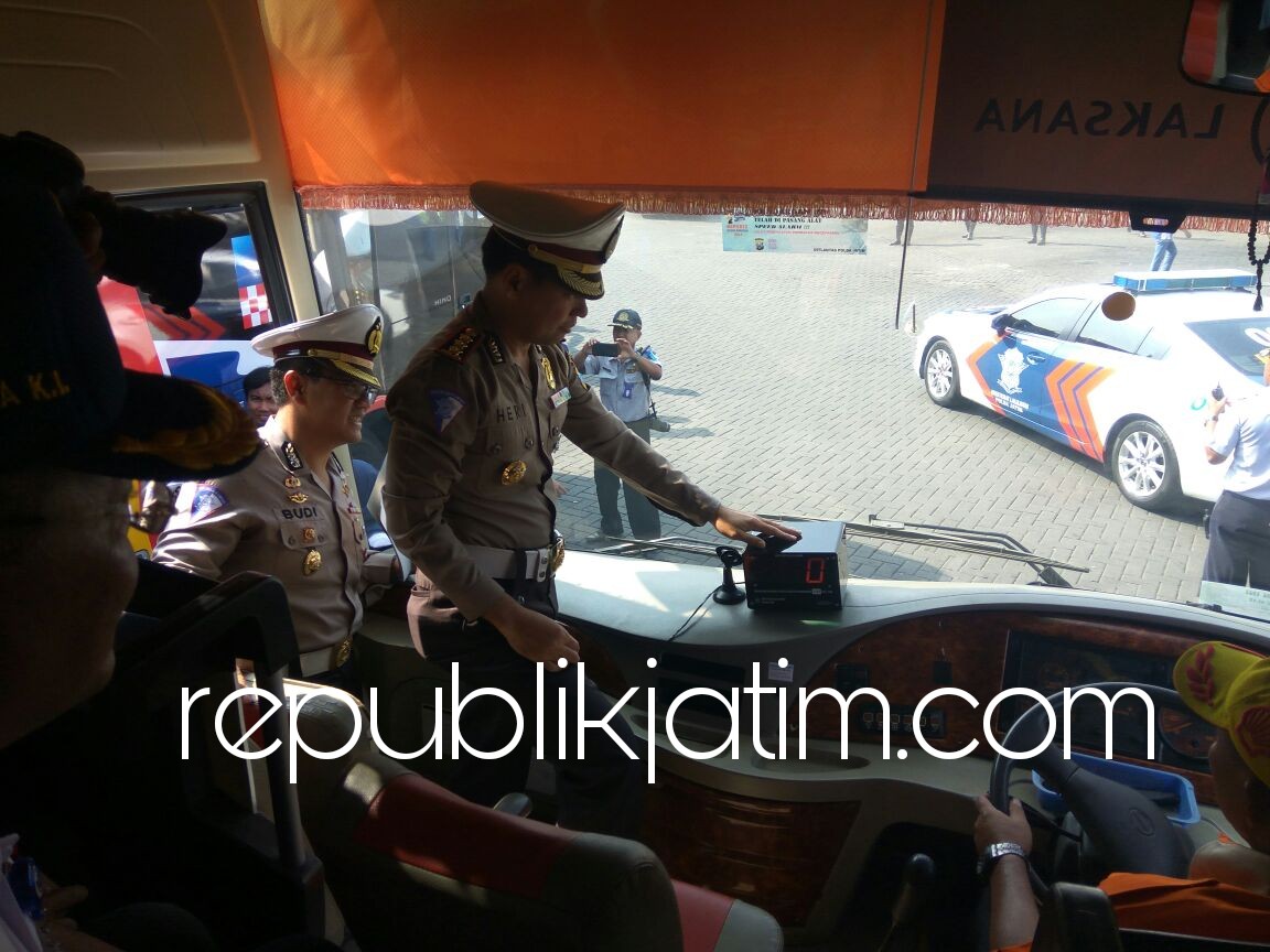 SPEED ALARM - Dirlantas Polda Jatim, Kombes Pol Heri Wahono saat meninjau speed alarm yang dipasang di salah satu bu di terminal Bungurasih, Waru, Sidoarjo dalam inspeksi, Jumat (08/06/2018).‎