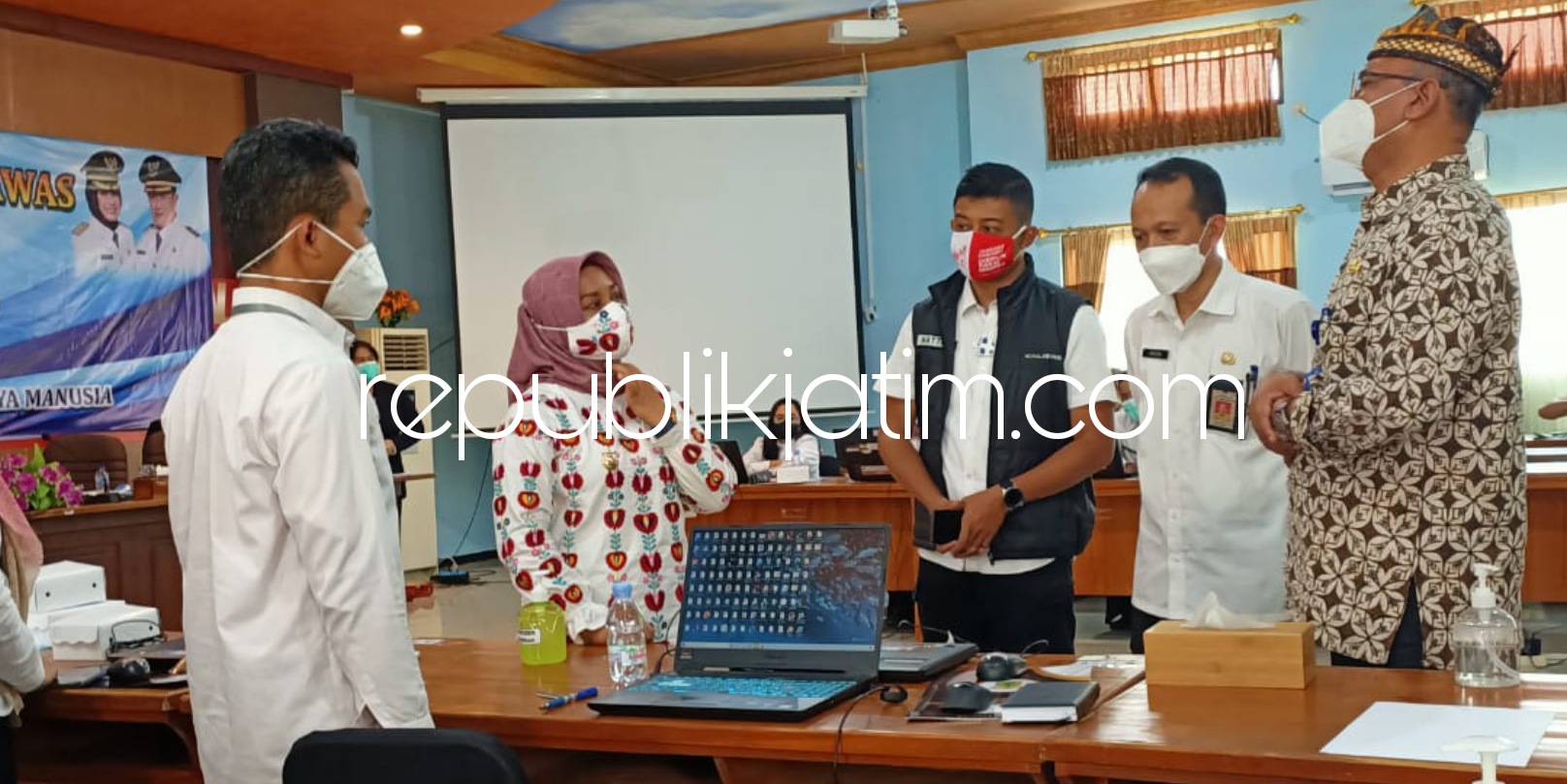 CEK - Kepala Badan Kepegawaian dan Pengembangan Sumber Daya Manusia (BKPSDM) Pemkot Mojokerto, Muhammad Imron meninjau pelaksanaan assesment di Aula Dinas Pendidikan dan Kebudayaan Pemkot Mojokerto, Rabu (09/06/2021).