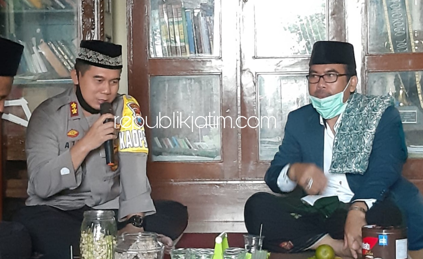 SAMBANG PONPES - Kapolres Ponorogo AKBP Mochamad Nur Azis silaturohmi dengan pengasuh Ponpes Ilhamul Qudus, KH Marhaban Ahmad dan Marzuki, Selasa (09/06/2020).