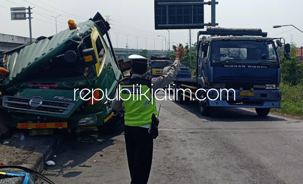 LAKA - Kondisi truk kontainer yang ringsek bagian depannya usai menabrak pembatas jembatan di jalur Arteri Porong, Sidoarjo, Rabu (09/06/2021). 