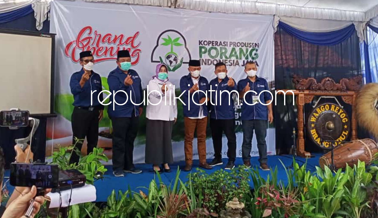 RESMIKAN - Bupati dan Wakil Bupati Ponorogo, Sugiri Sancoko dan Lisdyarita meresmikan Koperasi Produsen Porang Indonesia Jaya Desa Bekare, Kecamatan Bungkal, Ponorogo, Rabu (09/06/2021).
